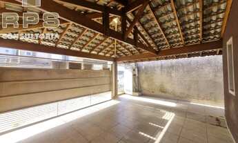 Imagem 3: Casa térrea com 2 dormitórios, vagas de garagem cobertas, cozinha espaçosa com armários no