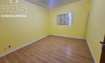 Imagem 6: Casa térrea com 2 dormitórios, vagas de garagem cobertas, cozinha espaçosa com armários no