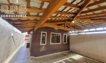 Imagem 2: Casa térrea com 2 dormitórios, vagas de garagem cobertas, cozinha espaçosa com armários no