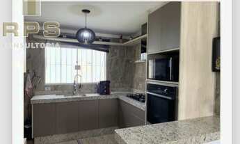 Imagem 5: Casa assobradada com 2 suítes sendo uma com closet e ar condicionado, quintal gramado, lav