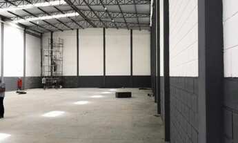 Imagem 2: Galpão para locação com pé direito de 7mts, 2 banheiros e 5 vagas, no Recreio Estoril