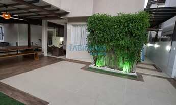 Imagem: Casa 4/4, sendo 3 suítes, condomínio fechado