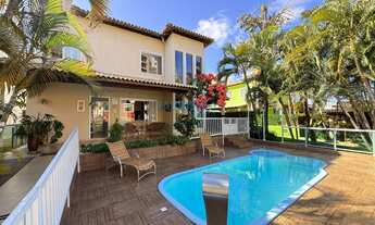 Imagem: Casa 4/4, sendo 3 suítes, condomínio fechado