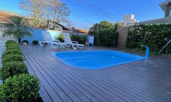 Imagem 4: Casa mobiliada e com piscina à venda na Praia de Canto Grande em Bombinhas