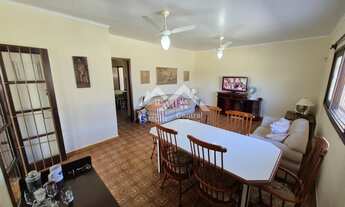 Imagem 4: Casa à 200 metros da praia em Peruíbe, com 3 quartos e quintal com espaço para piscina