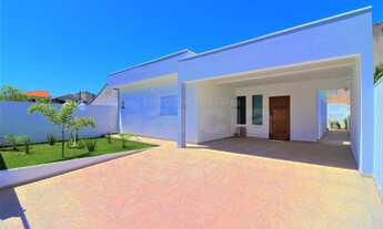 Imagem 2: Casa com 3 quartos e área de lazer com piscina em Peruíbe, construção nova e moderna