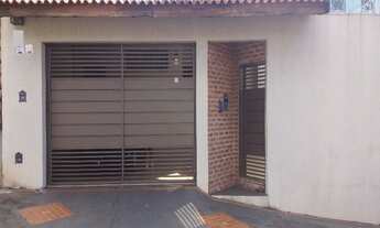 Imagem 2: 3 dormitórios, 1 suítes, 4 banheiro, 3 vagas na garagem