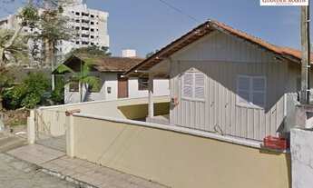 Imagem: Duas casas no centro da cidade