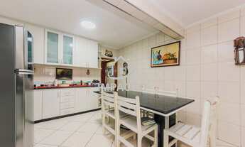 Imagem 4: Sobrado individual com 3 dormitórios e 3 vagas, há 80 metros da Avenida Intinguçu