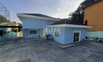 Imagem: Casa para locação rodeada de área verde