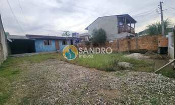 Imagem: Terreno com Casa de Madeira à 700m da Praia