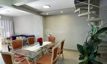 Imagem 7: Casa Beira-Mar com 4 Dormitórios à Venda em Bombinhas - Suíte, Acessibilidade e Churrasque