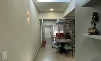 Imagem 4: Casa Beira-Mar com 4 Dormitórios à Venda em Bombinhas - Suíte, Acessibilidade e Churrasque