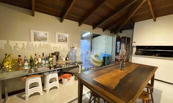 Imagem 7: Casa Pé na Areia à Venda no Centro de Bombinhas - 4 Dormitórios, Suíte e Acesso Direto ao