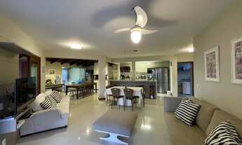 Imagem 5: Casa Pé na Areia à Venda no Centro de Bombinhas - 4 Dormitórios, Suíte e Acesso Direto ao