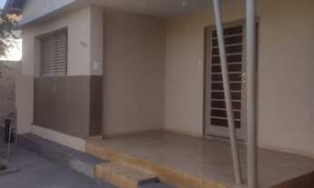 Imagem: Casa com 03 dormitórios, sala, copa, cozinha