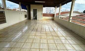 Imagem 2: Casa espaçosa à venda em São José do Rio Preto-SP, no Parque Estoril, com 4 quartos, 2 sal