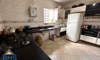 Imagem 5: 4 dormitórios, 1 suítes, 2 banheiro, 3 vagas na garagem, 660M² de Área Construída