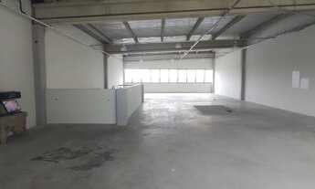 Imagem 3: Galpão Comercial de 460m² na Vila Lucy, Sorocaba-SP: 2 Salas, 4 Banheiros e 5 Vagas de Gar