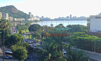 Imagem 5: Cobertura duplex no Humaitá é uma joia rara, oferecendo vistas deslumbrantes da Lagoa Rodr