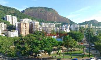 Imagem 6: Cobertura duplex no Humaitá é uma joia rara, oferecendo vistas deslumbrantes da Lagoa Rodr