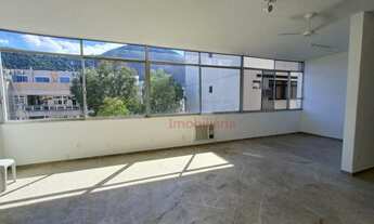 Imagem 2: Cobertura duplex de 156m² espaçosa, com boa iluminação e localizada em uma rua tranquila