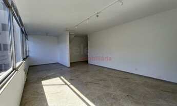 Imagem 3: Cobertura duplex de 156m² espaçosa, com boa iluminação e localizada em uma rua tranquila