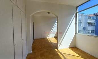 Imagem 7: Cobertura duplex de 156m² espaçosa, com boa iluminação e localizada em uma rua tranquila