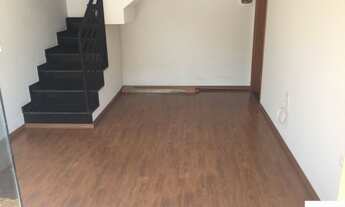 Imagem 5: Parte inferior: 2 vagas de garagem, sala e cozinha integrada, quintal, área de serviço, l