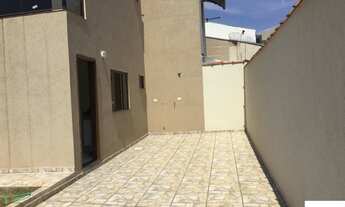 Imagem 3: Parte inferior: 2 vagas de garagem, sala e cozinha integrada, quintal, área de serviço, l