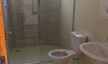 Imagem 7: Parte inferior: 2 vagas de garagem, sala e cozinha integrada, quintal, área de serviço, l