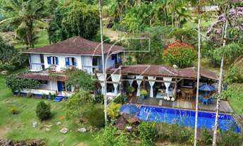 Imagem: Casa colonial rustica na beira de um rio