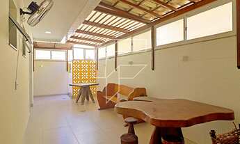 Imagem 2: Apartamento com área lateral de 2 quartos, Aluguel anual sendo 1 suíte, a venda na Praia