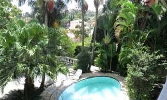 Imagem 5: Casa Padrão, vista panorâmica, com amplo living, sala de lareira, sala de jantar, 3 dormit