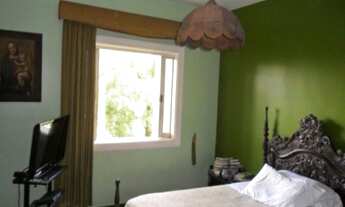 Imagem 2: Casa Padrão, vista panorâmica, com amplo living, sala de lareira, sala de jantar, 3 dormit