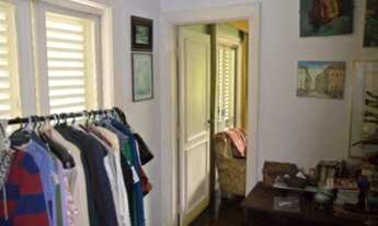 Imagem 3: Casa Padrão, vista panorâmica, com amplo living, sala de lareira, sala de jantar, 3 dormit