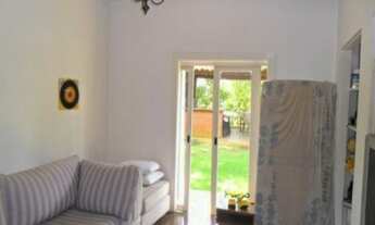 Imagem 4: Casa Padrão, vista panorâmica, com amplo living, sala de lareira, sala de jantar, 3 dormit