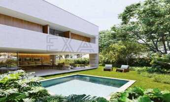 Imagem: Imponente residência à venda em condomínio