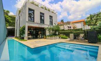 Imagem 1: Imperdível Casa à Venda no Jardim Guedala em São Paulo-SP Reformada, com 3 Suítes, 5 Salas