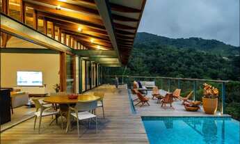 Imagem 2: Casa de Luxo com pé na areia à Venda em Condomínio em Ubatuba-SP: 4 Quartos, 4 Suítes, 6 S