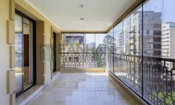 Imagem 3: Com uma área privativa de 315m2, este apartamento luxuoso conta com um espaçoso living par