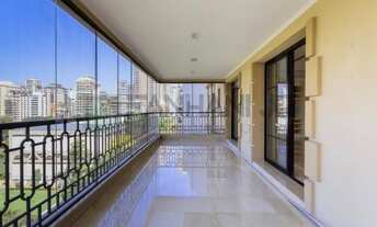 Imagem 2: Com uma área privativa de 315m2, este apartamento luxuoso conta com um espaçoso living par