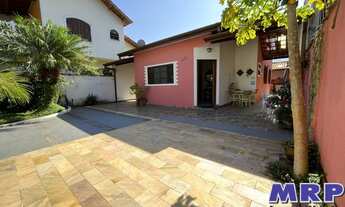 Imagem 2: Casa a venda em Ubatuba, com 2 dormitórios + edícula, a 270 metros da Praia da Maranduba