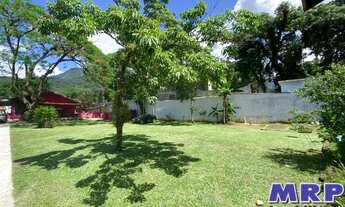 Imagem 3: Chácara em Ubatuba, com piscina, próximo das cachoeiras, bairro residencial, possui escrit