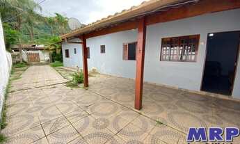 Imagem 2: Casa a venda em Ubatuba, com 3 dormitórios em bairro residencial a 3,5 km da Praia de Mara