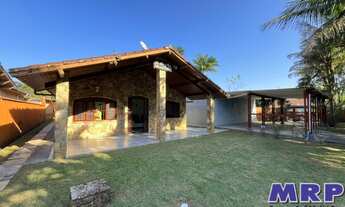 Imagem 2: Casa á venda na Praia da Lagoinha, em Ubatuba. 3 dormitórios. Com edícula