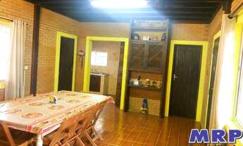 Imagem 3: Casa em Ubatuba, na praia do Sapê. Casa com piscina. Tem escritura