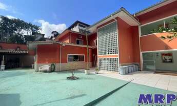 Imagem 2: Imóvel com 15 suítes á venda na Praia da Lagoinha. Com piscina e salão de jogos