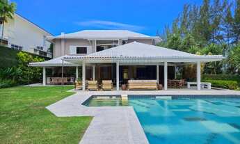 Imagem: Mansão Atemporal no Condomínio Malibu