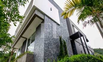 Imagem 4: A MAIOR E MAIS LUXUOSA CASA EM CONDOMÍNIO FECHADO EM BALNEÁRIO CAMBORIÚ - PÉ NA AREIA